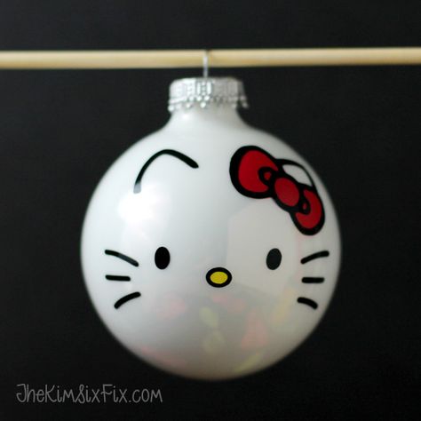 Hello Kitty Christmas Ornaments Diy, Snoopy Ornaments Diy, Christmas Ornament Paintings, Hello Kitty Ornaments Diy, Handmade Christmas Gift Ideas Diy Crafts, Hello Kitty Christmas Decorations, Ornimates Diy, Decorating Ornaments Ideas, Painting Ornaments Diy