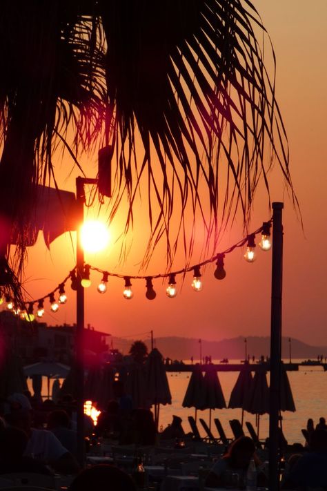 Beach Party Drinks, Ibiza Sunset, Bali Sunset, Sunset Party, Island Party, Sunset Girl, Summer Club, Hot Beach, Beach Festival