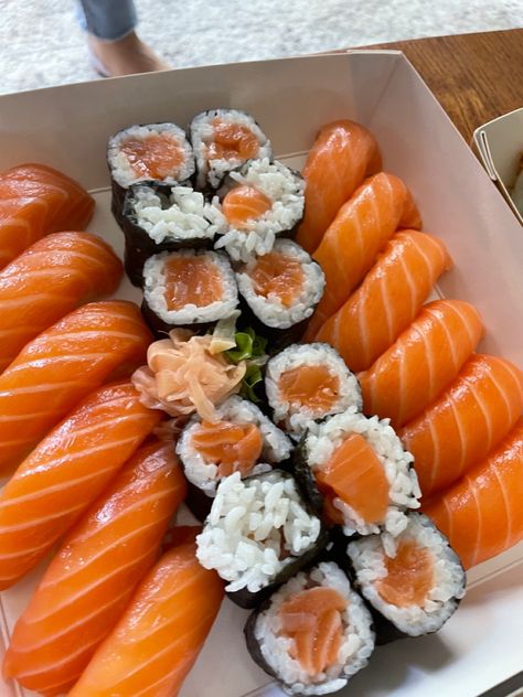 Sushis Maki Salmon Nigiri, Sushi Salmon, Maki Sushi, Japanese Food Sushi, Sushi Nigiri, Sushi And Sashimi, Sashimi Sushi, Food Sushi, Salmon Sushi