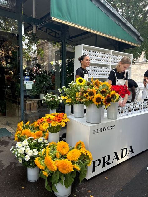 Flower Sale Stand, Flower Stand Ideas, Prada Flowers, Givenchy Campaign, Flower Booth, Flowers In Paris, Advertising Stand, Flower Shop Interiors, Brand Activations