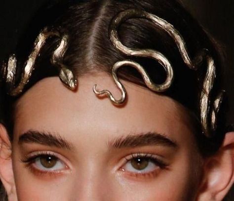 Crown Fashion, Couture Dior, Gold Eyeliner, Fest Outfits, Royal Jewelry, Boho Vintage, Looks Style, Snakes, Maquillaje De Ojos