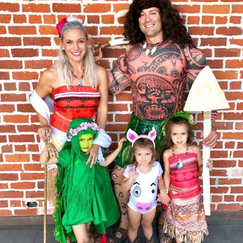 Moana Family Costumes, Disneyland Halloween Costumes, Maui Cosplay, Moana Halloween, Moana Halloween Costume, Best Family Halloween Costumes, Disney Costume Ideas, Halloween Family Costumes, Family Halloween Costume Ideas