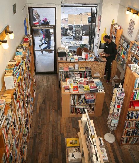 Small Book Store Ideas, Bookstore Layout Plan, Small Bookstore Ideas, Bookstore Furniture, Small Bookstore Aesthetic, Small Bookstore, Bookshop Café, Bookstore Design, Indie Bookstore