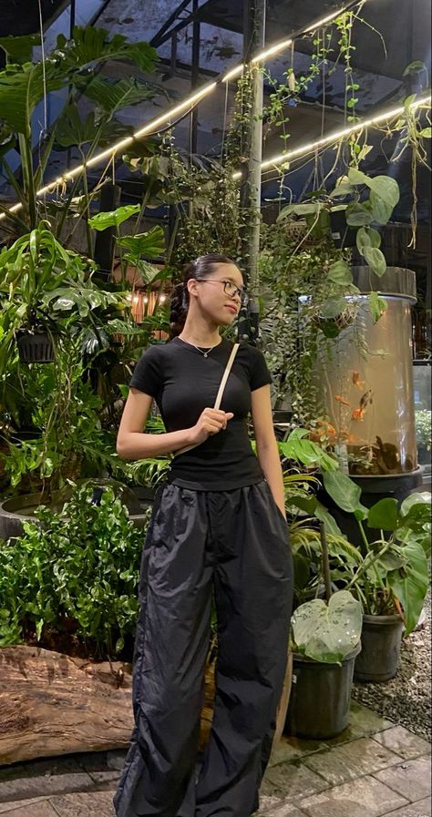 Oversized Parachute Pants Outfit, Concert Comfy Outfit, Concert Outfit Ideas Cargo Pants, Parachute Pant Outfits, What To Wear With Parachute Pants, Cargo Pant Aesthetic, Comfy Chill Outfits, Outfits With Parachute Pants, Parachute Cargo Pants Outfit