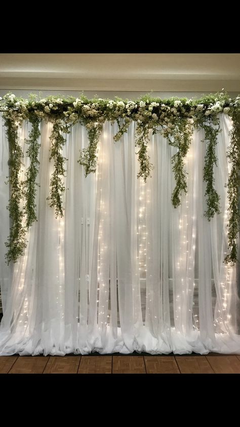 Vine Wedding Backdrop, Enchanted Evening Backdrop, Inside Wedding Backdrop Ideas, White Curtain Backdrop With Greenery, Rectangle Wedding Backdrop, Flower Wall Sweetheart Table, Wedding Chandelier Decor, Quince Main Table Ideas Green, Wedding Backdrops Head Table