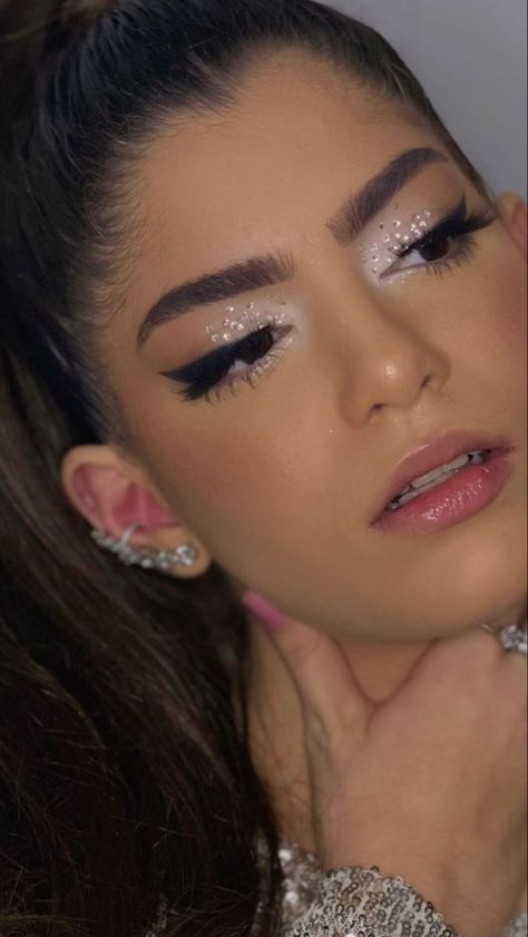 Makeup For White Dress, Best Makeup Sets, July Makeup, Dramatic Eyeliner, Coachella Makeup, Asian Makeup Tutorials, Holographic Makeup, Concert Makeup, Punk Makeup