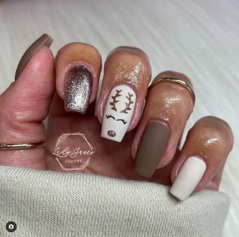 Simple Reindeer Nails, Reindeer Acrylic Nails, Christmas Nails With Reindeer, Reindeer Nails Designs, Christmas Nails Neutral, Christmas Nails Reindeer, Reindeer Christmas Nails, Christmas Reindeer Nails, Beige Nail Designs