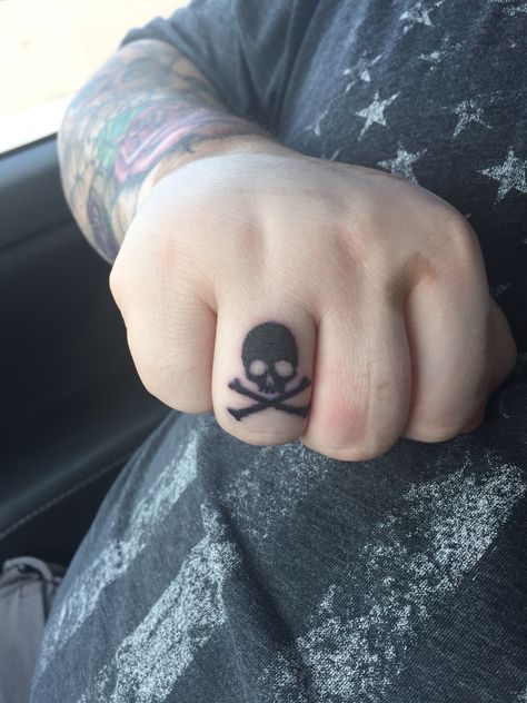 Skull Finger Tattoos, Small Skull Tattoo, Lily Tattoo Design, Full Tattoo, Finger Tattoo For Women, Finger Tats, Knuckle Tattoos, Tattoo People, Small Tattoos Simple