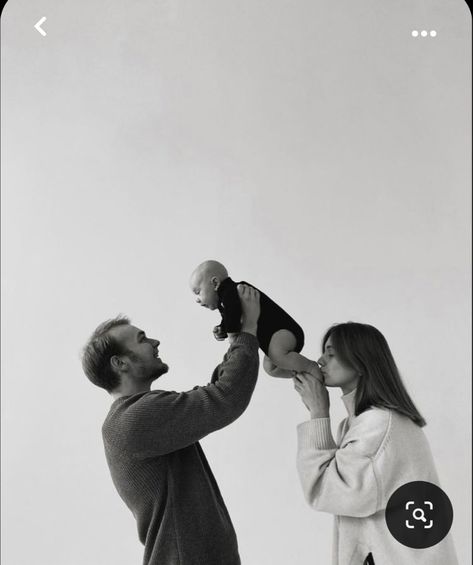 Fatherhood Pictures, Studio Family Portraits Poses, Studio Photo Shoot Ideas, Mother Day Photo, Mother Day Photoshoot, Mother Day Photoshoot Mini Sessions, Aesthetic Mother, Newborn Family Pictures, Family Photo Studio