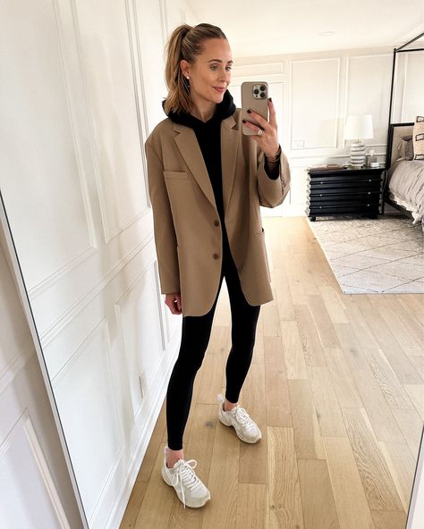 Tan Blazer Outfits, Hoodie Blazer, Zapatillas Veja, Basket Veja, Comfortable Winter Outfits, Cozy Winter Fashion, Trainers Outfit, Sneaker Outfits, Winter Wardrobe Essentials