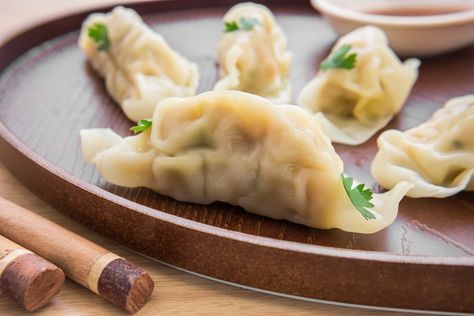 An easy Pork Dumplings recipe Perfect Dumplings, Chinese Sauces, Momos Recipe, Pork Dumplings, Chinese Kool, Chinese Pork, Frozen Dumplings, Dumpling Filling, Basic Chinese