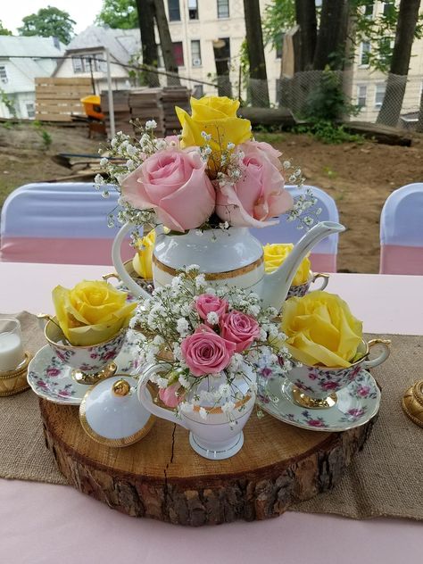 Tea Cup Decorations Centerpieces, Green Tea Party Decorations, Tea Party Tablecloth Ideas, Tea Set Centerpiece, Tea Party Sweet Table, Tea Party Table Centerpieces, Vintage Tea Party Backdrop Ideas, Bridal Tea Party Table Setting, Tea Pot Centerpieces Table Decorations