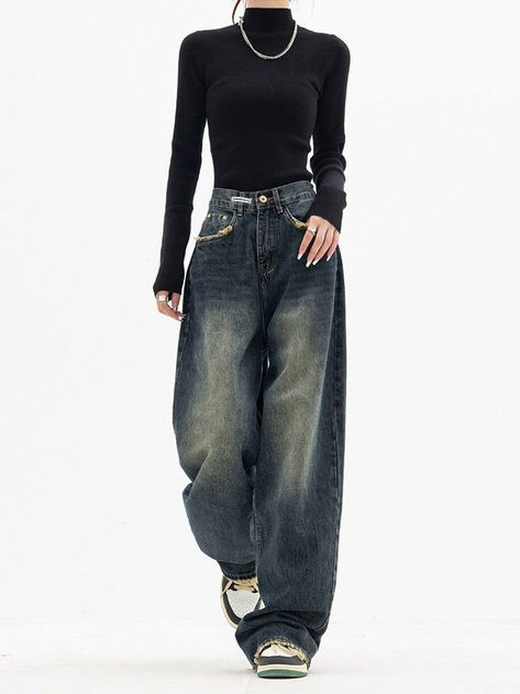 Trendy Baggy Jeans, Baggy Jeans And Top Outfit, Tops For Baggy Jeans, Modern Y2k Aesthetic, Baggy Tops For Women, Baggy Jeans And Sweater, Baggy Jeans Outfit Girl, Birthday Outfit Jeans, Baggy Pants Tight Shirt Outfit