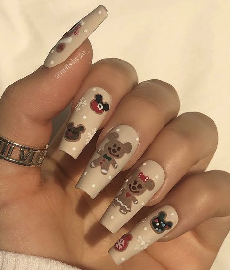 Disney Gingerbread Nails, Disney Christmas Nails Design, Navidad Nails, Gingerbread Nails, Disney Gingerbread, Christmas Nail Designs Acrylic, Disney Christmas Nails, Disneyland Nails, Classy Nail Art Ideas