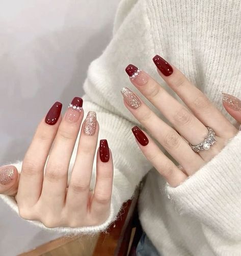 Red Nailart Nails, Nail Art Maroon Elegant, Maroon Nails With Design, Nailart Merah Maroon, Nail Art Merah Maroon, Nail Art Simple Elegant Natural, Nail Art Merah, Maroon Nails Design, Nail Art Maroon