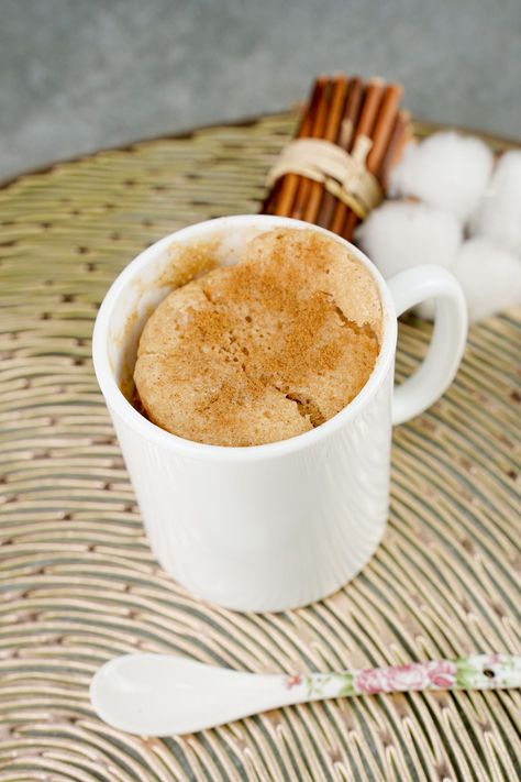 Your favorite cinnamon and sugar-laden cookie evolve into this delicious and easy-to-make snickerdoodle mug cake! Snickerdoodle Mug Cake, Best Mug Cake, Cake Microwave, Nobake Dessert, Snickerdoodle Cake, Vanilla Mug Cakes, Mug Cake Microwave, Caramel Bits, Bake Recipes