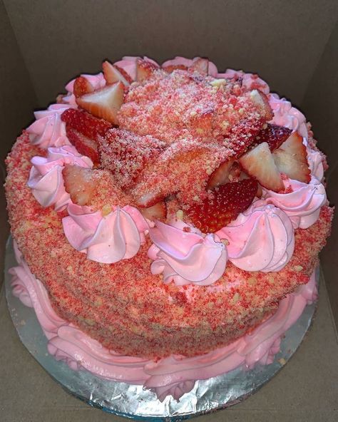 Creme Filling, Strawberry Crunch Cake, Double Layer Cake, Whipped Icing, Strawberry Crunch, Crunch Cake, Junk Food Snacks, Pretty Dessert, Yummy Comfort Food