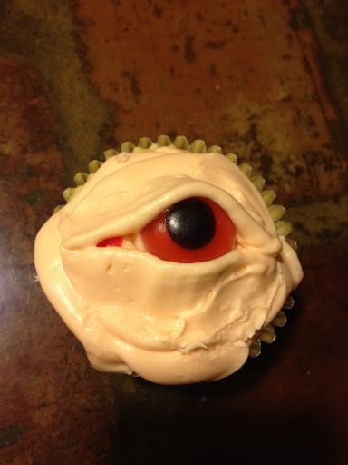 Liddy B. and me: Eyeball Cupcakes Eyeball Cupcakes, Human Meat, Halloween Party Menu, Christmas Trifle, Zombie Prom, Frosting Techniques, Frosting Tips, House Cake, Prom Theme