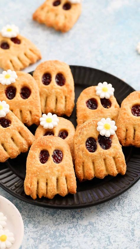 Halloween Pop Tarts #poptart #halloweenrecipe #piecrust #raspberryjam #baking #dessert #dessertrecipe | Kitchen At Hoskins Halloween Theme Baked Goods, Easy Halloween Candy Ideas, Halloween Pastries Ideas, Halloween Candy Desserts, Halloween Pop Tarts, Halloween Poptarts, Spooky Pastries, Puff Pastry Halloween Recipes, Halloween Puff Pastry Ideas