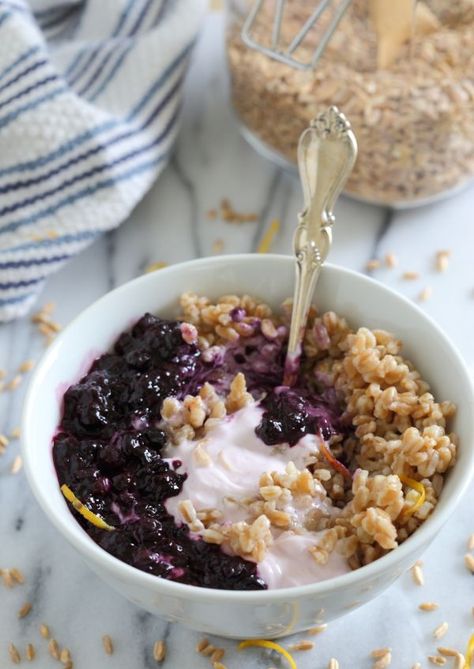 Blueberry Farro Yogurt Bowl. This breakfast is hearty, healthy and the perfect way to start off the New Year. | @siggisdairy #ad Breakfast Alternatives, Farro Recipes, Bowl Of Oatmeal, Running Fuel, Early Riser, Clean Eating Breakfast, Healthy Bowls, Yogurt Bowl, Clean Eating Breakfast Recipes