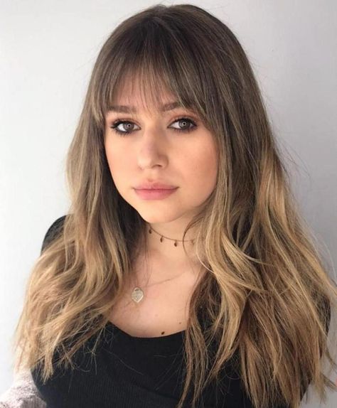 The Best Bangs for Your Face Shape in 2019 – The Right Hairstyles #BangsHairstyle Oval Face Bangs, Best Bangs, Small Forehead, Textured Bangs, Bangs For Round Face, Face Shape Hairstyles, Round Face Shape, How To Style Bangs, Round Face Haircuts