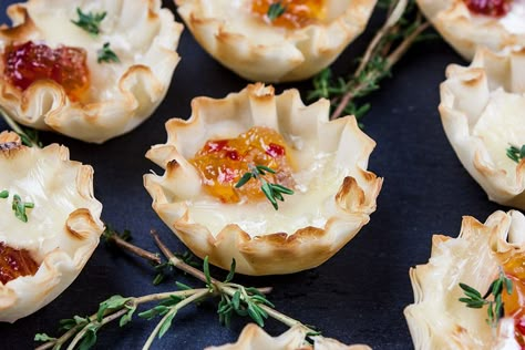 Pepper Jelly Brie Bites - Crispy phyllo shells filled with slightly spicy pepper jelly topped with creamy brie cheese. Savory bites of flaky deliciousness! Pepper Jelly Brie, Brie Appetizer, Brie Bites, Pepper Jelly, Baked Mac, Phyllo Dough, Brie Cheese, Appetizer Bites, Baked Brie