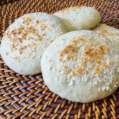 Pan de Coco (Dominican Coconut Bread) Pandecoco Recipe, Coco Bread Recipe, Dominican Dishes, Coco Bread, Dominicano Recipes, Dominican Culture, Coconut Bread Recipe, Dominican Recipes, Hispanic Recipes