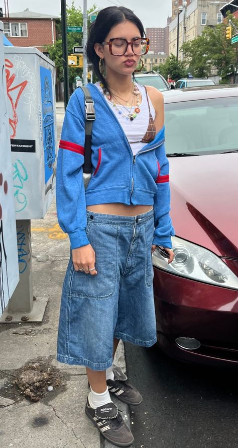 Layering Fits Aesthetic, Camden Market Outfit, Lowkey Party Outfits, Chic Baggy Outfits, Baggy Colorful Outfit, Australia Street Style, Big Shorts Outfit Street Styles, Red Outfit Aesthetic Summer, Outfit Inspo Thrift