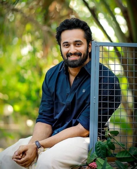 Joe Cole Actor, Unni Mukundan, Canadian French, Birthday Card With Photo, Actors Height, Joe Cole, Biography Movies, Gentleman Aesthetic, Dressing Sense