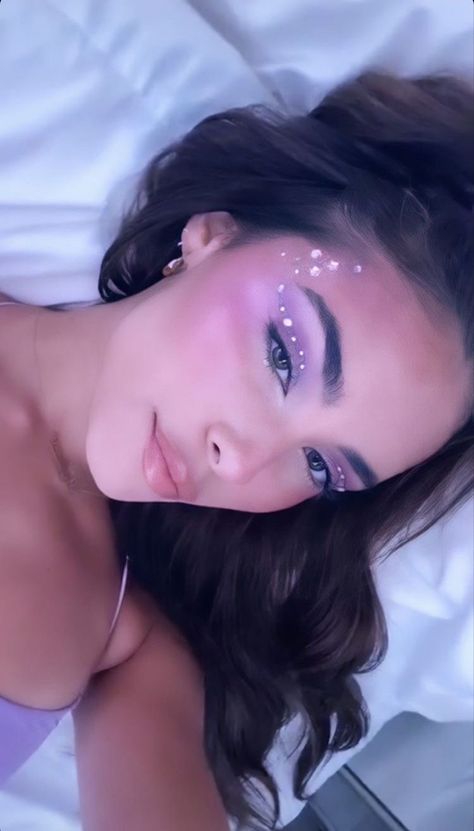 Rave Rhinestones Face, Madi Makeup Euphoria, Cute Face Gem Ideas, Europhia Party Ideas, Euphoria Party Makeup, Euforia Makeup, Euphoria Party Outfits, Euphoria Party Ideas, Euphoria Themed Makeup