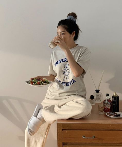 Korean Home Outfit, Pyjamas Aesthetic Korean, Aesthetic Pjs Korean, Pajama Set Aesthetic Korean, House Clothes Comfy Korean, Home Outfit Comfy, Bed Rooms Ideas Master, Comfy Home Outfits, Korean Cute Pijamas