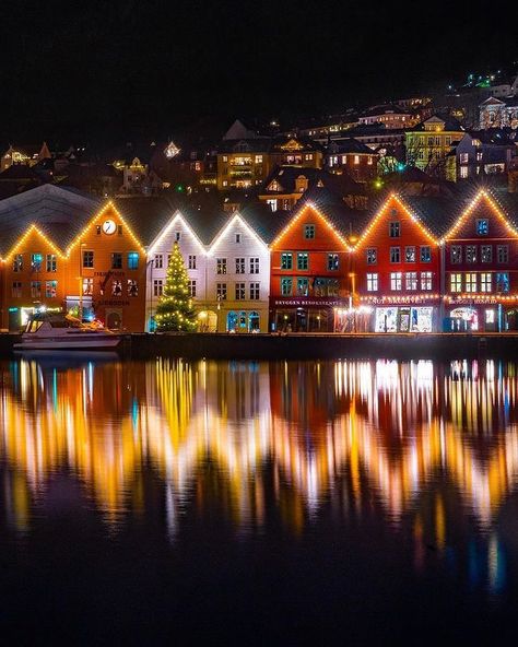 Bergen, Norway Bergen Norway, Norway Travel, Christmas Mood, Christmas Images, San Francisco Skyline, Norway, House Styles, Travel, Christmas