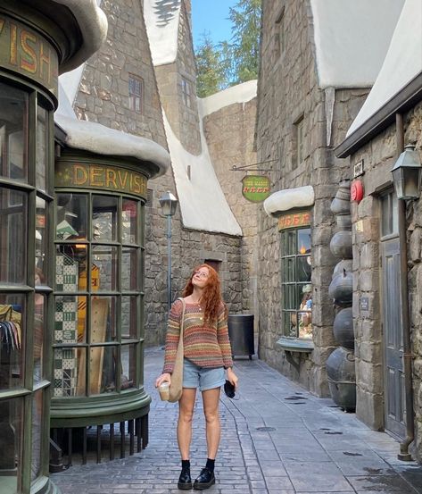 Hogwarts Orlando, Hufflepuff Outfit, Universal Studios Orlando Trip, Universal Studios Outfit, Orlando Photos, Universal Parks, Theme Park Outfits, Harry Potter Universal Studios, Harry Potter Studios