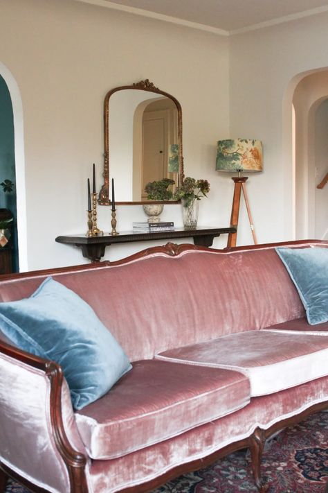 Chic Luxury Living Room, Pink Velvet Sofa Living Room, Living Room With Pink Couch, Pink Velvet Furniture, Antique Pink Bedroom, Pink Velvet Couch Living Room Ideas, Pink Antique Aesthetic, Pink Sofa Aesthetic, Living Room Pink Sofa