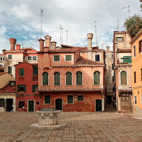 https://flic.kr/p/AoW5UZ | Venice : Venetian chimneys / Piazza della Maddalena | Formerly the houses were made of wood, this form of chimneys allowed to prevent fires Cannaregio Venice, Italy Sketches, Old Town Italy, Travel Photo Wall, Travel Photos Display, Venice House, Republic Of Venice, Amalfi Coast Travel, Venice Painting