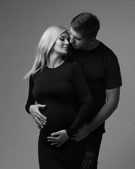 Instagram Maternity Photo Shoot Ideas Couples Studio, Maternity Couple Poses Studio, Maternity Couple Studio, Pregnant Studio Photography, Pregnant Couple Studio Photoshoot, Pregnancy Portraits, Maternity Shoot Outfit, Studio Maternity Shoot, Maternity Studio Photoshoot