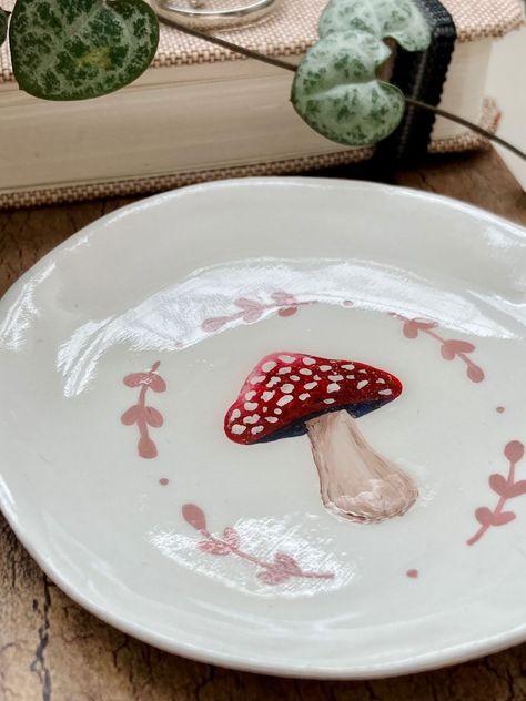 Paint Ideas For Ceramics, Fall Painted Pottery, Autumn Ceramic Painting, Ceramic Mushroom Painting Ideas, Air Dry Clay Designs, Mushroom Pottery Ideas, Autumn Pottery Painting, Mushroom Pottery Painting, Clay Painting Ideas