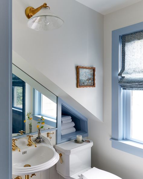 A cornflower blue trim winds through the entire house  for a cohesive look. Not changing the colors between places made... Monochromatic Blue Bathroom, Guest House Bathroom, Houses By The Beach, Weekend House, Up House, New York Apartment, Blue Trim, Sag Harbor, Power Couple