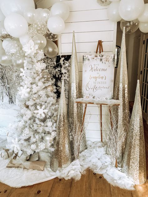 White Christmas Birthday Party, Winter Wonderland First Birthday Party, White And Gold Winter Wonderland Party, Winter Onederland Decorations, Winter Birthday Backdrop, White Christmas Baby Shower Ideas, White Winter Balloon Garland, Winteroneder Land Theme Party, Winter One Year Old Birthday Parties