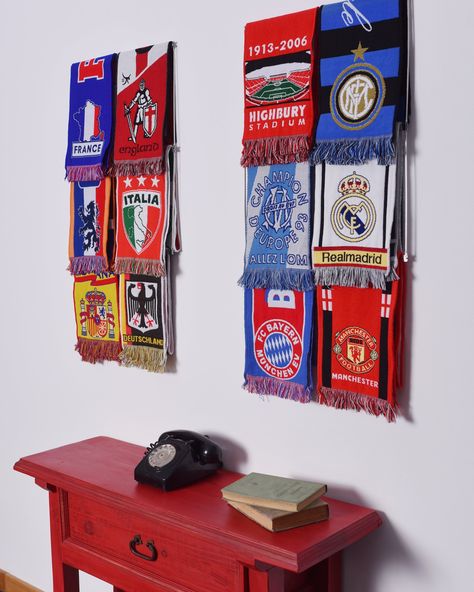 ⚽ SPORT SCARF DISPLAY RACK 🏈 Create your Sports wall! ✔️ For more than 6 scarves (per module) ✔️ Manufactured in Brushed Stainless Steel. ✔️ Supplied with installation instructions and all fixings ✔️ Break sharp edges. ✔️ Excellent quality of finish. ✔️ Scarfs not included. ✔️ Dimension per Module (48.5 cm wide | 60 cm high) without scarfs. 3 Available Models : Single module - For more than 6 scarves Double module - For more than 12 scarves Triple module - For more than 18 scarves 🚚 How long d Scarves Display, Sports Jersey Display, Fame Ideas, Male Bedroom Ideas, Game Room Ideas, Soccer Room, Football Rooms, Soccer Decor, Soccer Scarf