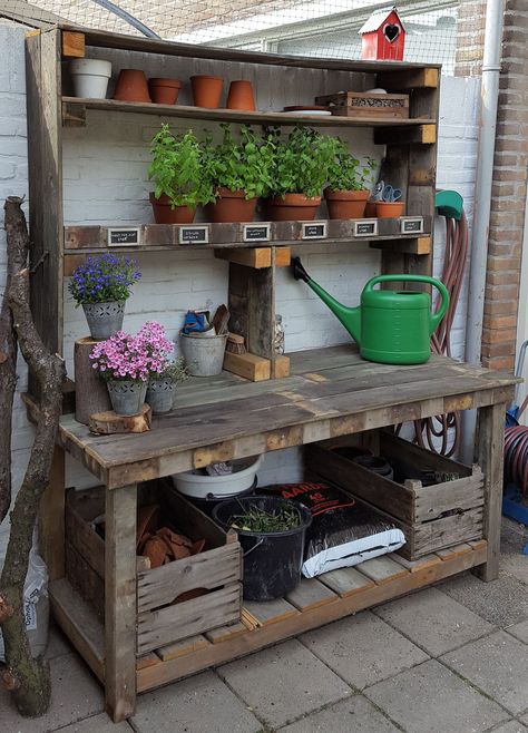 New Photos Garden Pots table Style There are actually almost as many approaches for planting garden pots and urns since there are garde Garden Work Bench, Potting Bench Ideas, Potting Bench Plans, Outdoor Potting Bench, Plants And Gardening, Potting Tables, Potting Table, Old Fences, Pallet Garden