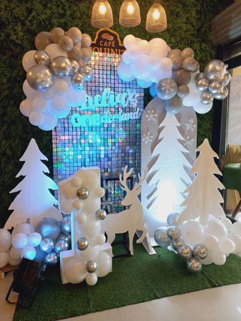 Winter Balloon Backdrop, White Christmas Balloon Decor, Christmas Party Backdrop Ideas, White Christmas Backdrop, Christmas Stage Decorations, Winter Wonderland Party Theme, White Christmas Party, Christmas Party Backdrop, Christmas Quilting Projects