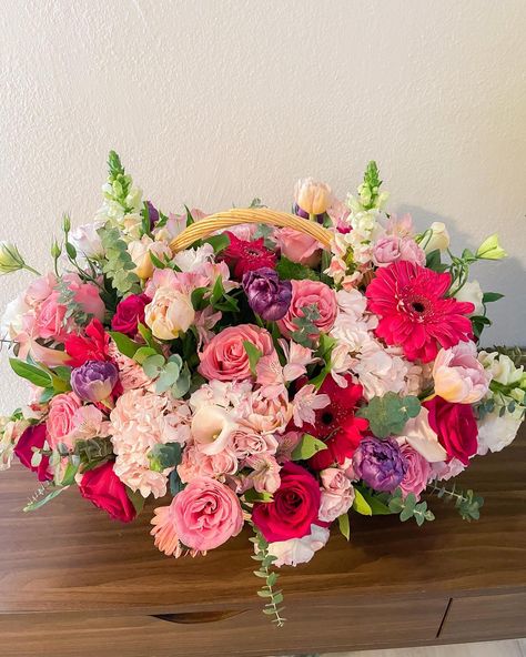 Deluxe Mix Flower Basket Arrangement 🌷🧺 . Perfect option for Mothers Day 🤍 Colors can be adjusted to fit your preference. 🌺 Mixed Flower Arrangements, Flower Basket Arrangement, Mom Box Arrangements, Mother's Day Bouquet Floral Arrangements, Mixed Flower Bouquet, Arrangements For Mother’s Day, Rose Basket Arrangement, Floral Arrangements For Mother’s Day, Basket Flower Arrangements