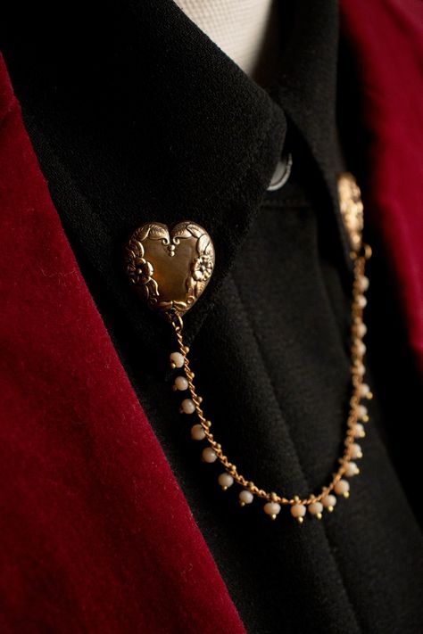 Hearts Aesthetic, Beads Clothes, Details Aesthetic, Collar Pin, Romantic Heart, Vintage Details, Collar Chain, Collar Pins, Heart Pin