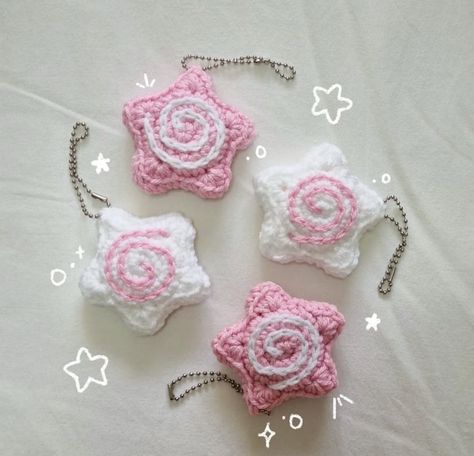 Small Crochet Gifts, Crochet Store, Crochet Fairy, Quick Crochet Patterns, Crochet Keychain Pattern, Crochet Bows, Kawaii Crochet, Crochet Stars, Crochet Inspo