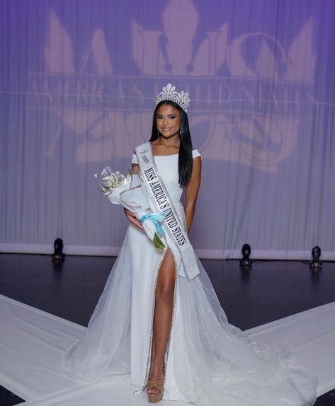 Miss World Gowns, Peagent Queens Dress, High School Pageant Dresses, Hbcu Pageant, Black Pageant Queens, Pageant Aesthetic, Pageant Pictures, Pageant Evening Gowns, Wedding Dress Boutique