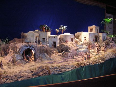 Christmas Crib Ideas In Church, Christmas Belen, Christmas Grotto Ideas, Diaroma Ideas, Nativity House, Christmas Nativity Scene Display, Christmas Crib Ideas, Nativity Scene Diy, Nativity Scene Display