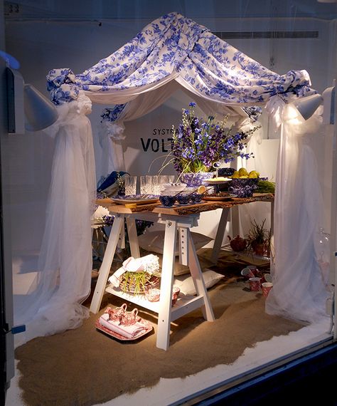 lunch in the garden, pinned by Ton van der Veer Picnic Window Display, Boxed Lunch, Summer Window, Shop Fronts, Store Window, Market Stalls, Wood Crates, Fabric Bows, Pink Lemonade