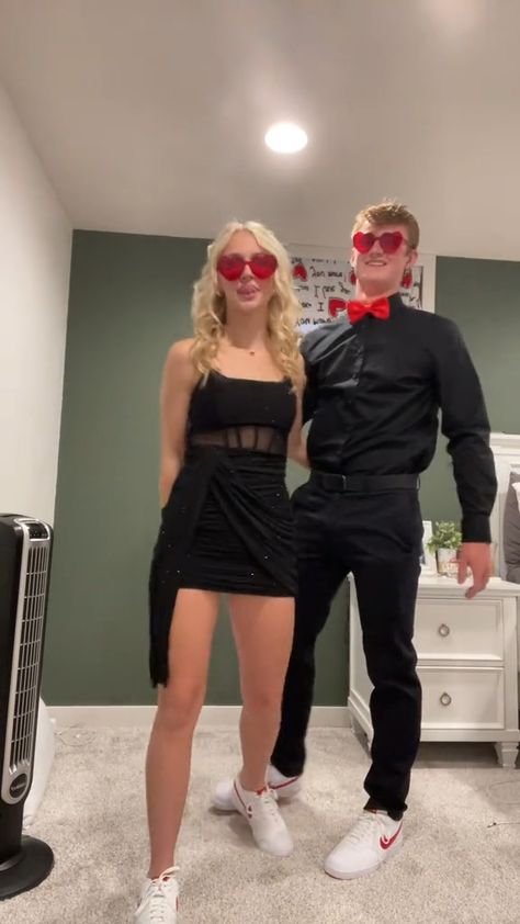 Hoco Couple Outfits, Winter Ball Dresses, Black Hoco Dresses, Funny Prom, Homecoming Poses, Prom Trends, Dance Picture Poses, Cute Homecoming Dresses, Black Homecoming Dress