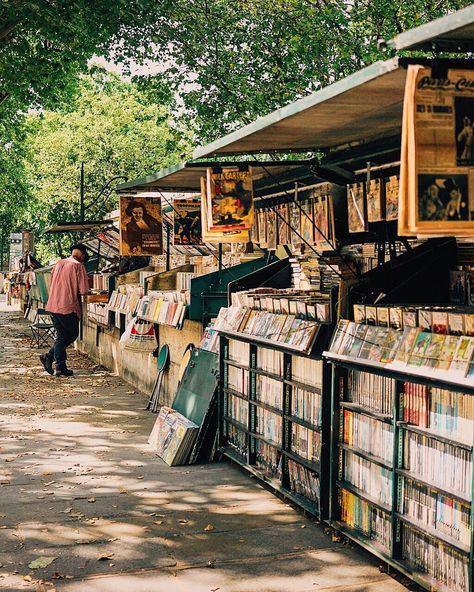 Les Bouquinistes de Paris. Book Boutique, Midnight In Paris, Parisian Life, Paris Photography, Paris Photo, Travel Trip, Paris Travel, France Travel, Post Cards